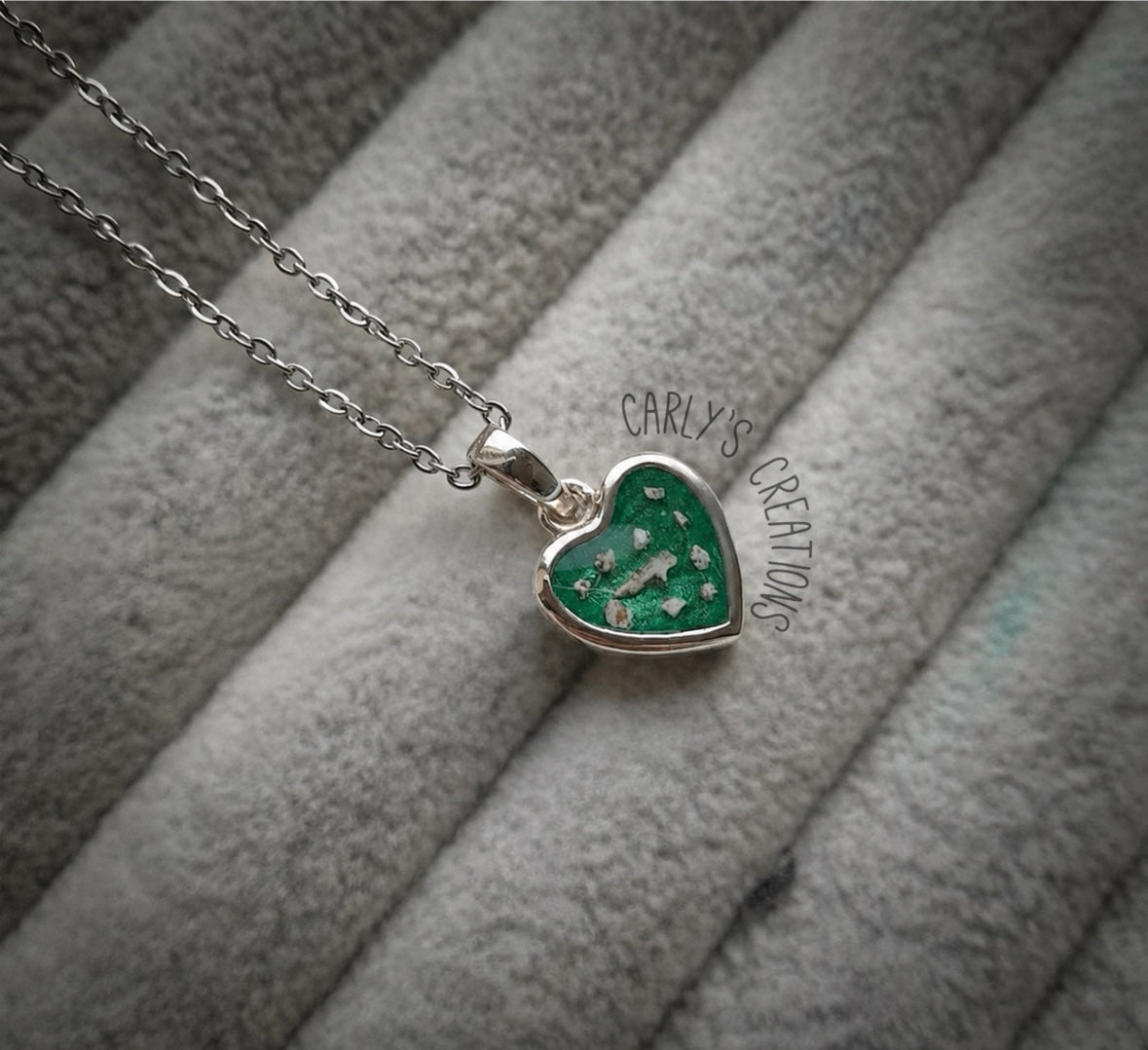Thick trim heart pendant necklace