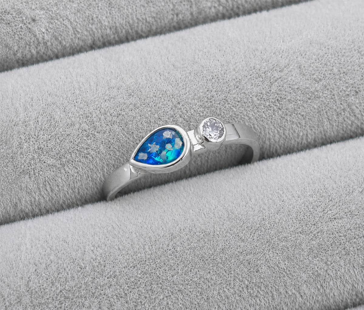 Single gem teardrop memorial ring