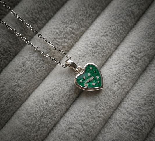 Thick trim heart pendant necklace